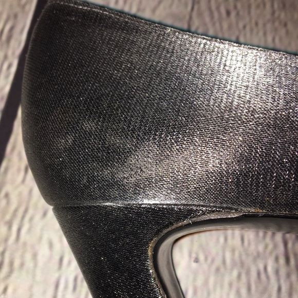 Stuart Weitzman 9N silver sparkle fabric covered leather sole heels - Picture 9 of 10